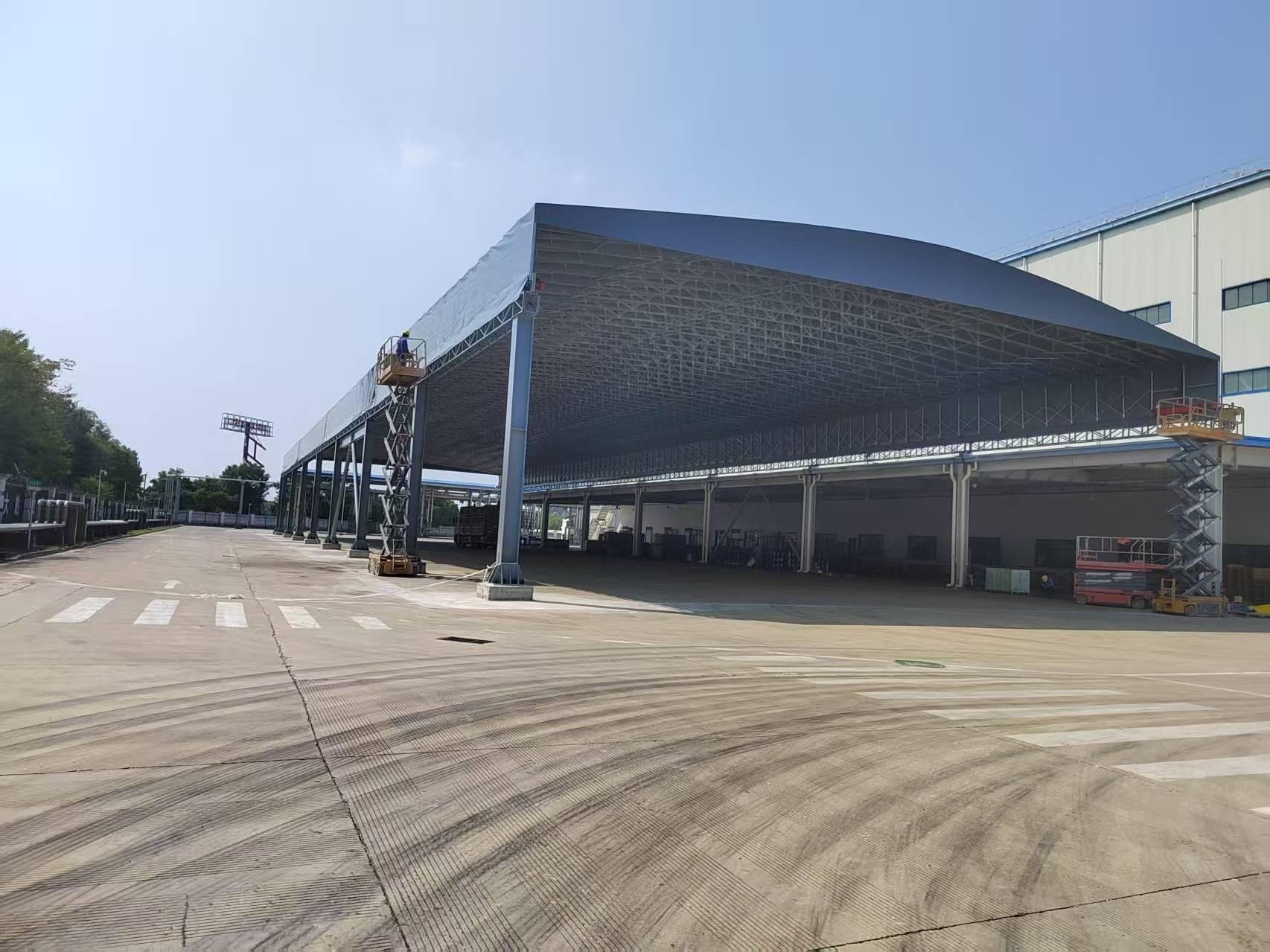 大跨度钢结构雨棚施工现场